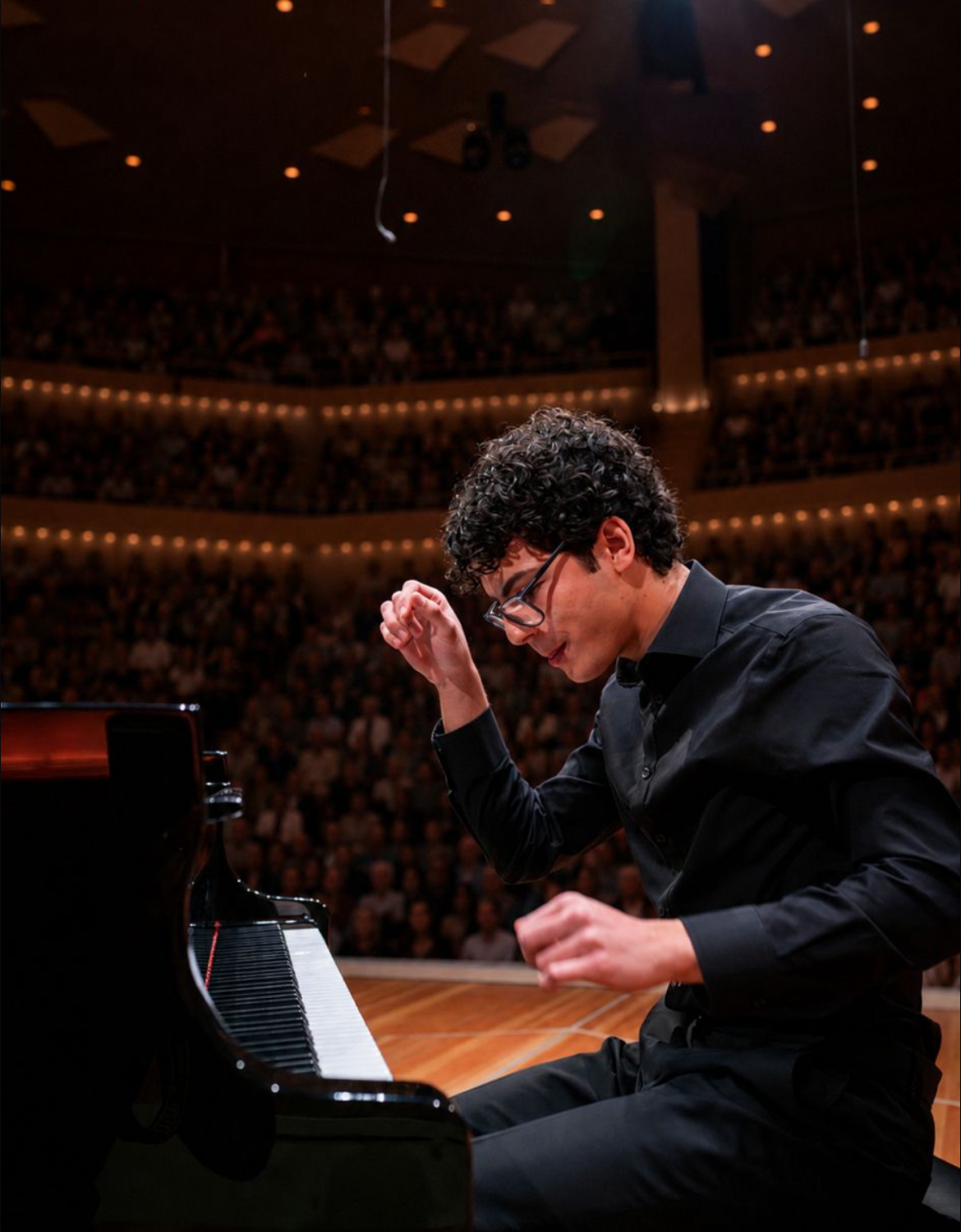 Hedi Triki performing at the piano in concert
